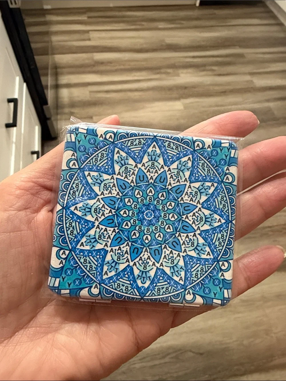 Diamond Art Painting Kit - Double sided compact with Magnifying Mirror.